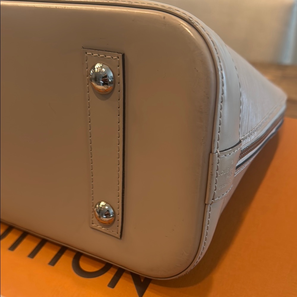 Louis Vuitton Beige Handbag - Picture 5 of 10